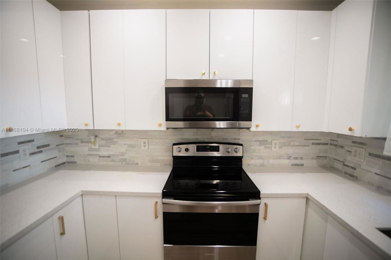 1112 Ne 41st Ave - Photo 3 of 8