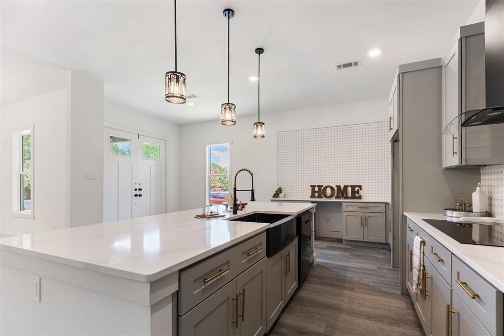 1008 W Walker St - Photo 2 of 10