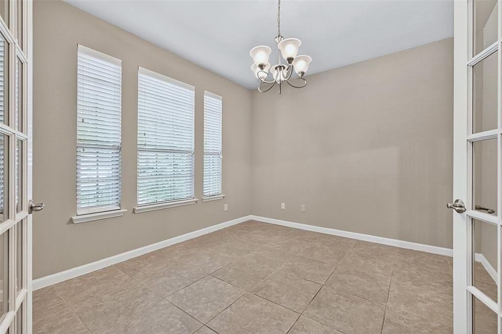 405 Roger Graves Cir - Photo 5 of 33