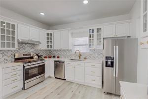 featured image of 829 Lake Bluff Dr