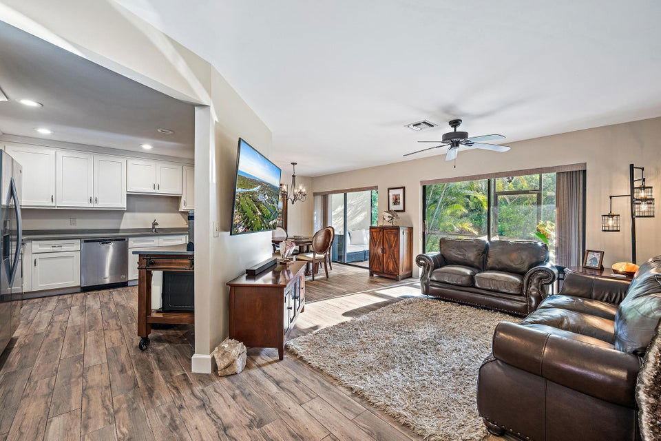 25 Lexington Lane West #B - Photo 2 of 4