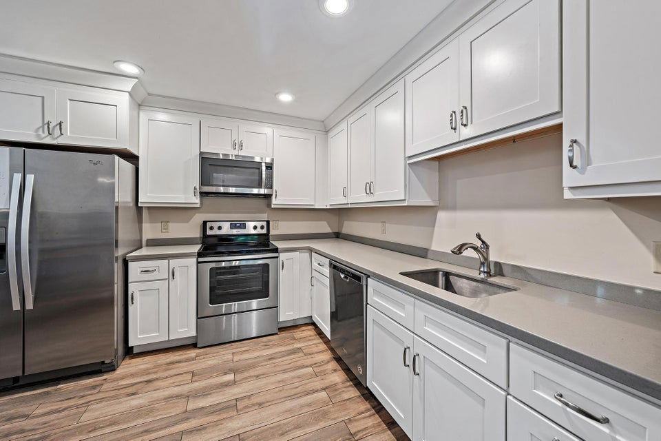 25 Lexington Lane West #B - Photo 3 of 4