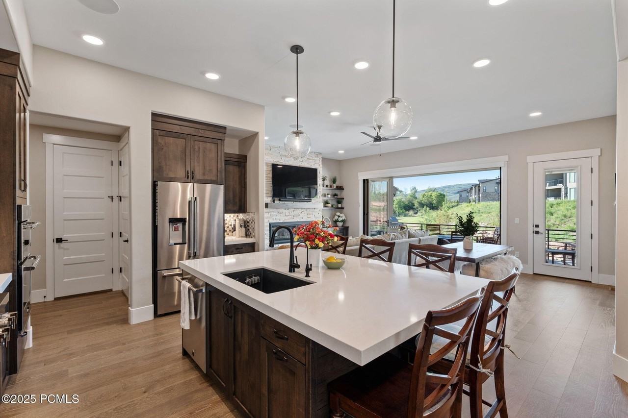 11422 N Vantage Ln - Photo 2 of 39