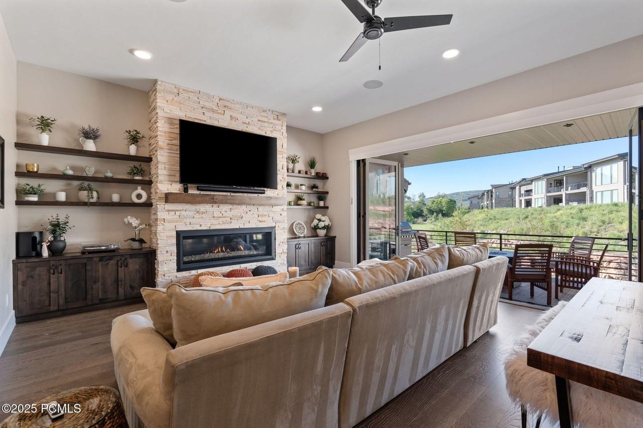 11422 N Vantage Ln - Photo 3 of 39