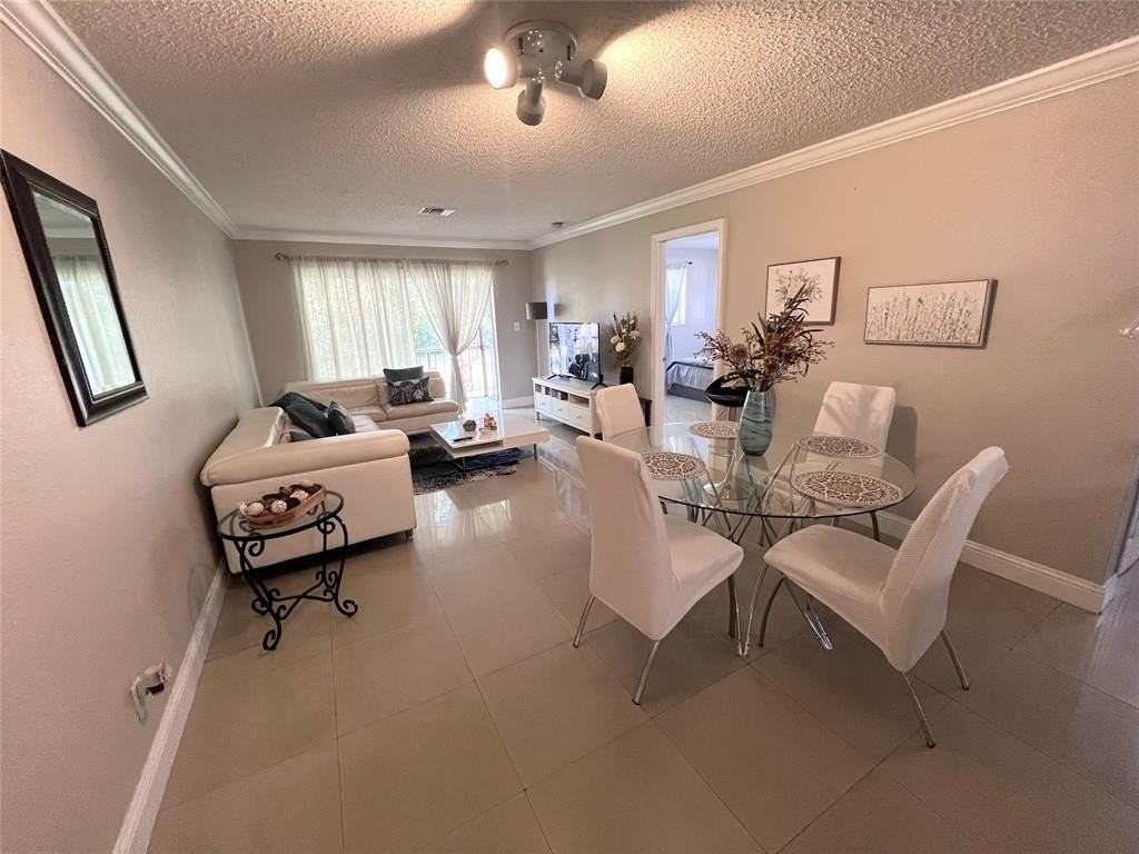 1001 Nw 45th St #6 - Photo 2 of 19