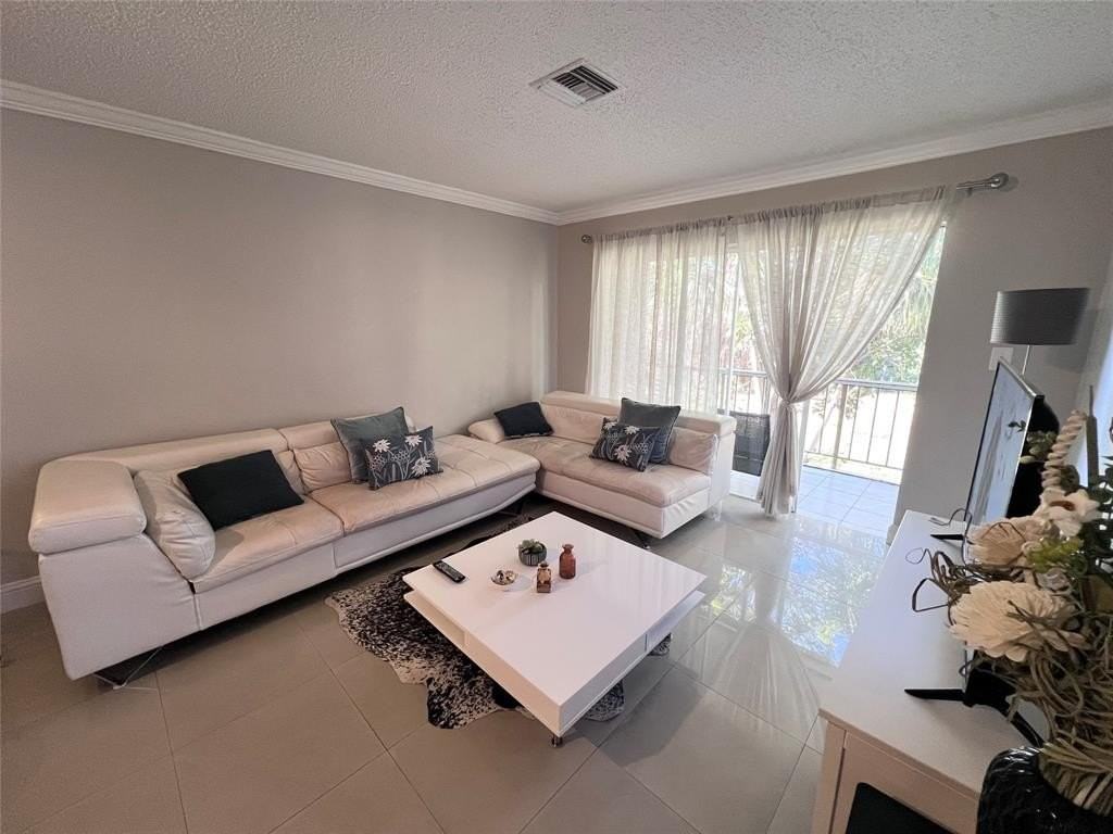 1001 Nw 45th St #6 - Photo 3 of 19