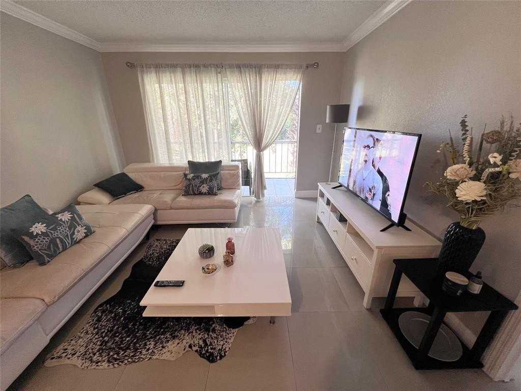 1001 Nw 45th St #6 - Photo 4 of 19