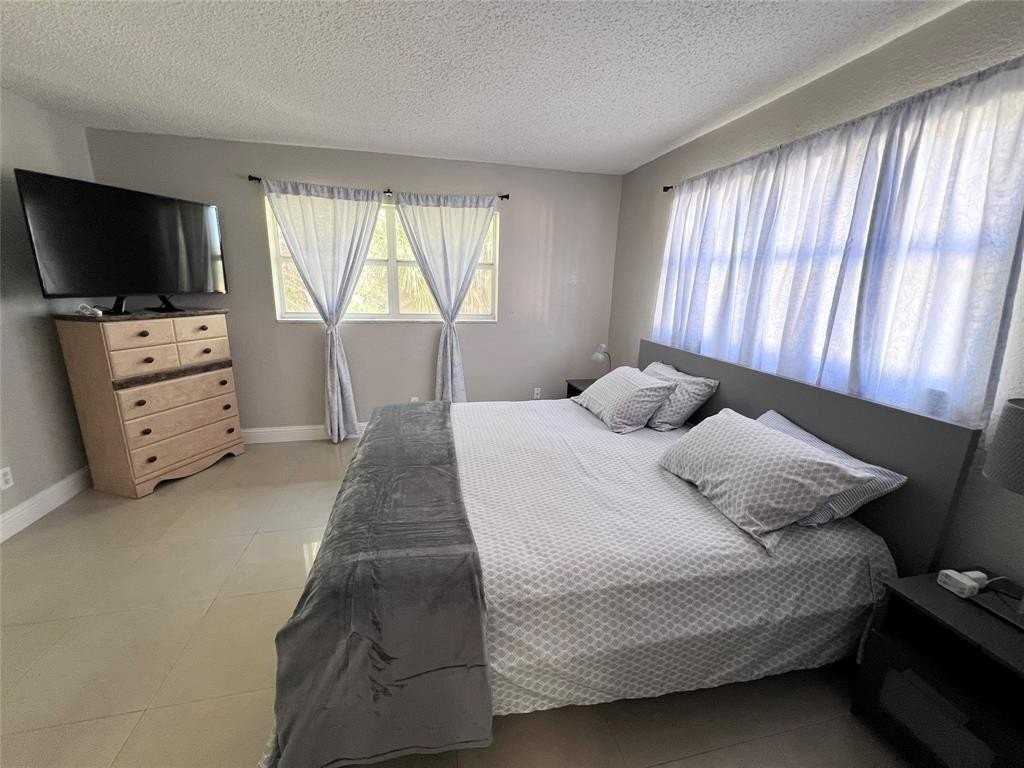 1001 Nw 45th St #6 - Photo 7 of 19