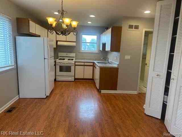 2824 Roundtree Drive - Photo 4 of 32