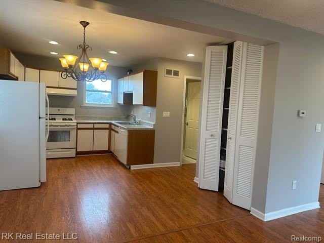 2824 Roundtree Drive - Photo 6 of 32