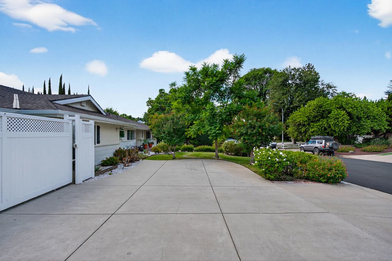 18926 San Jose St - Photo 5 of 50