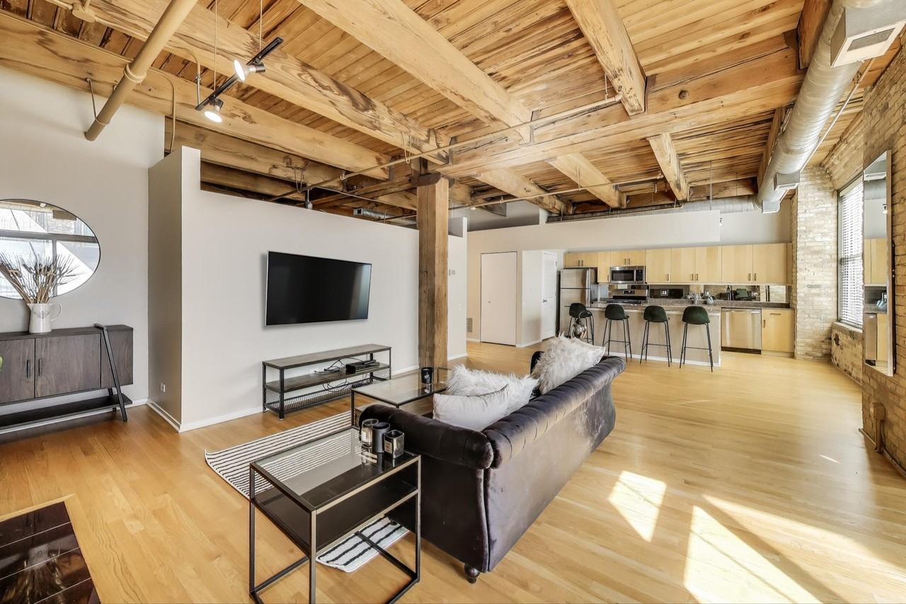 375 W Erie St - Photo 5 of 26