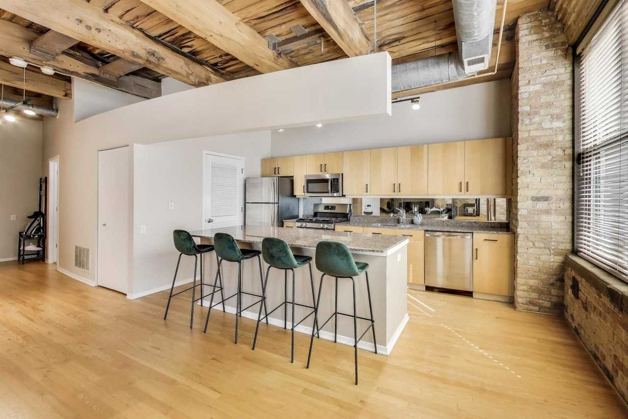 375 W Erie St - Photo 7 of 26