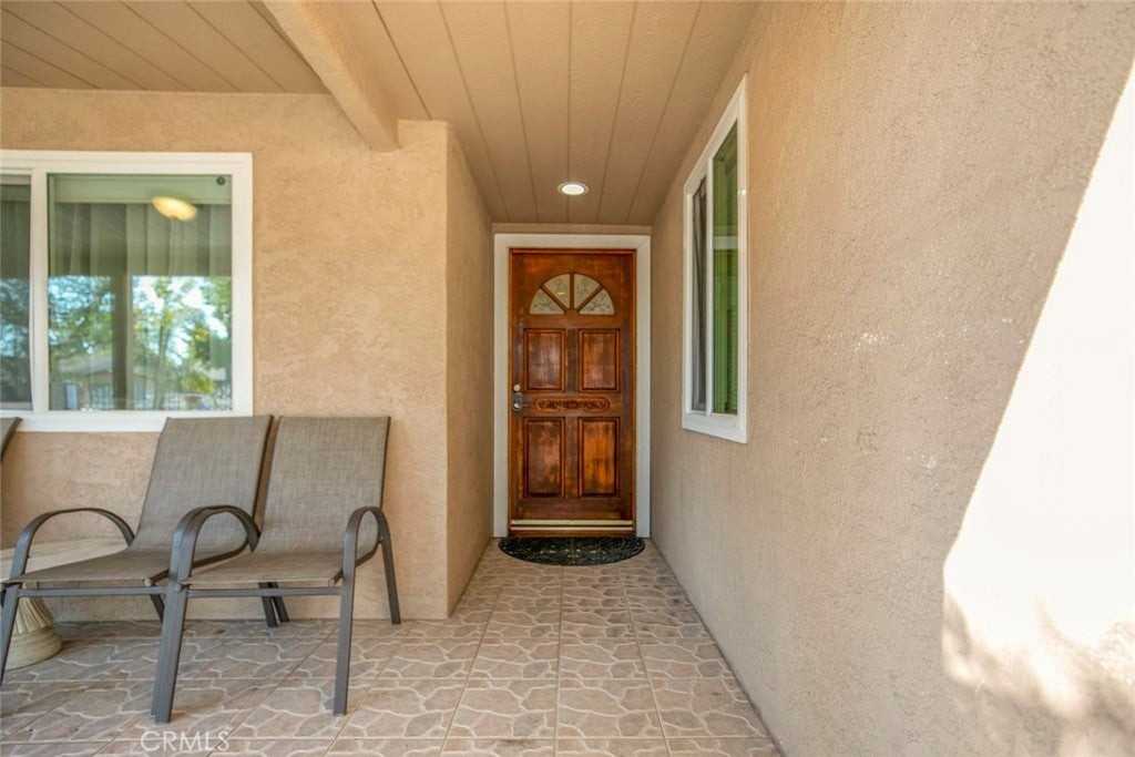 15355 Keswick St - Photo 3 of 45