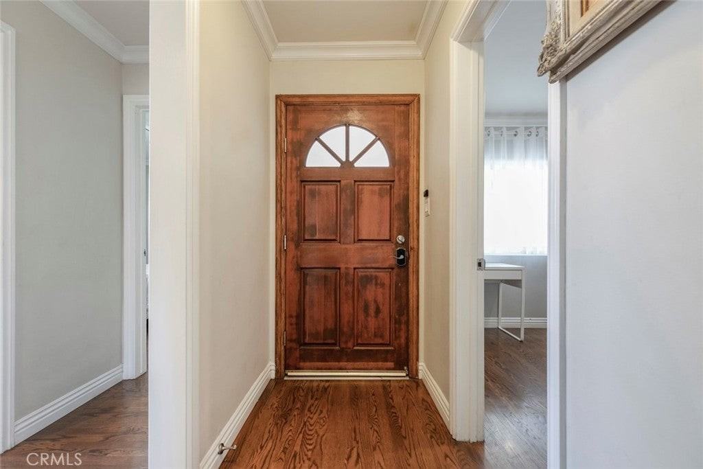 15355 Keswick St - Photo 4 of 45