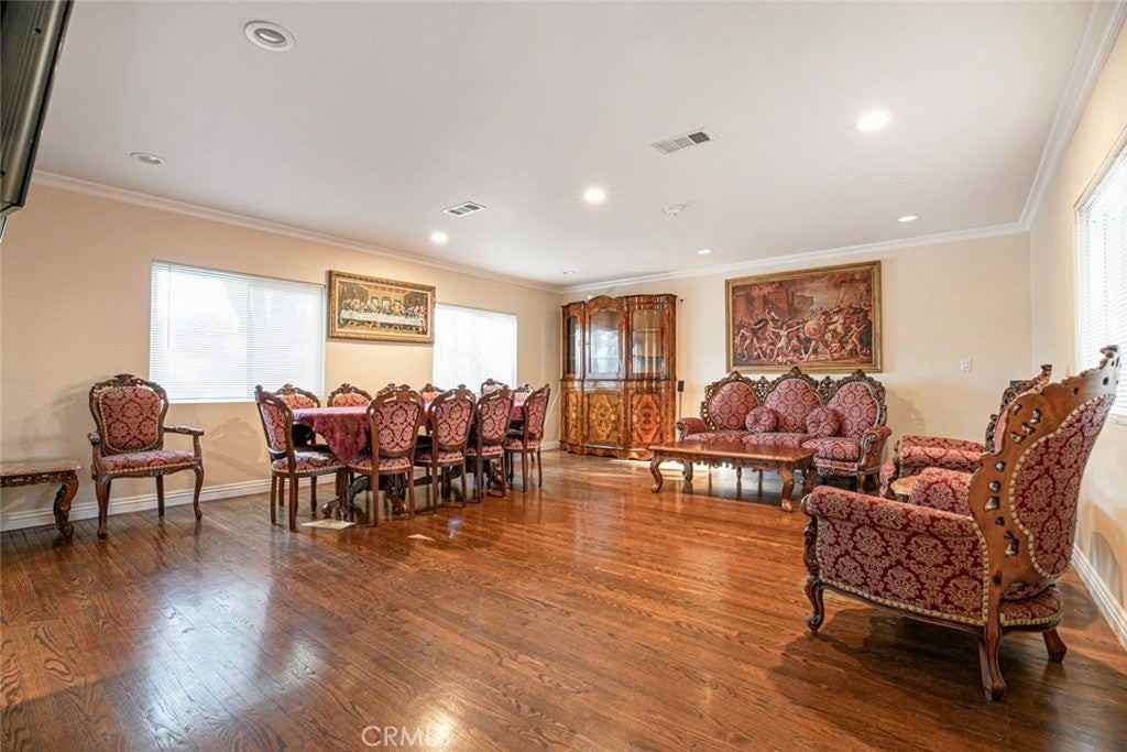 15355 Keswick St - Photo 5 of 45