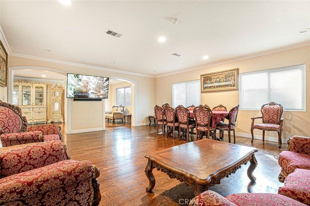 15355 Keswick St - Photo 6 of 45