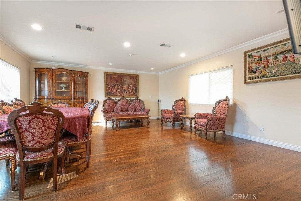 15355 Keswick St - Photo 7 of 45