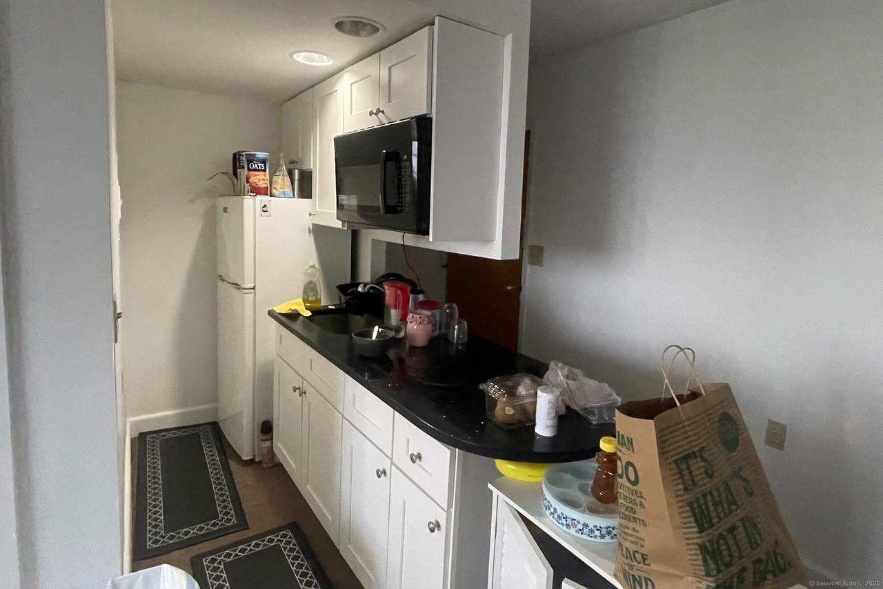 60 Strawberry Hill Ave - Photo 4 of 6