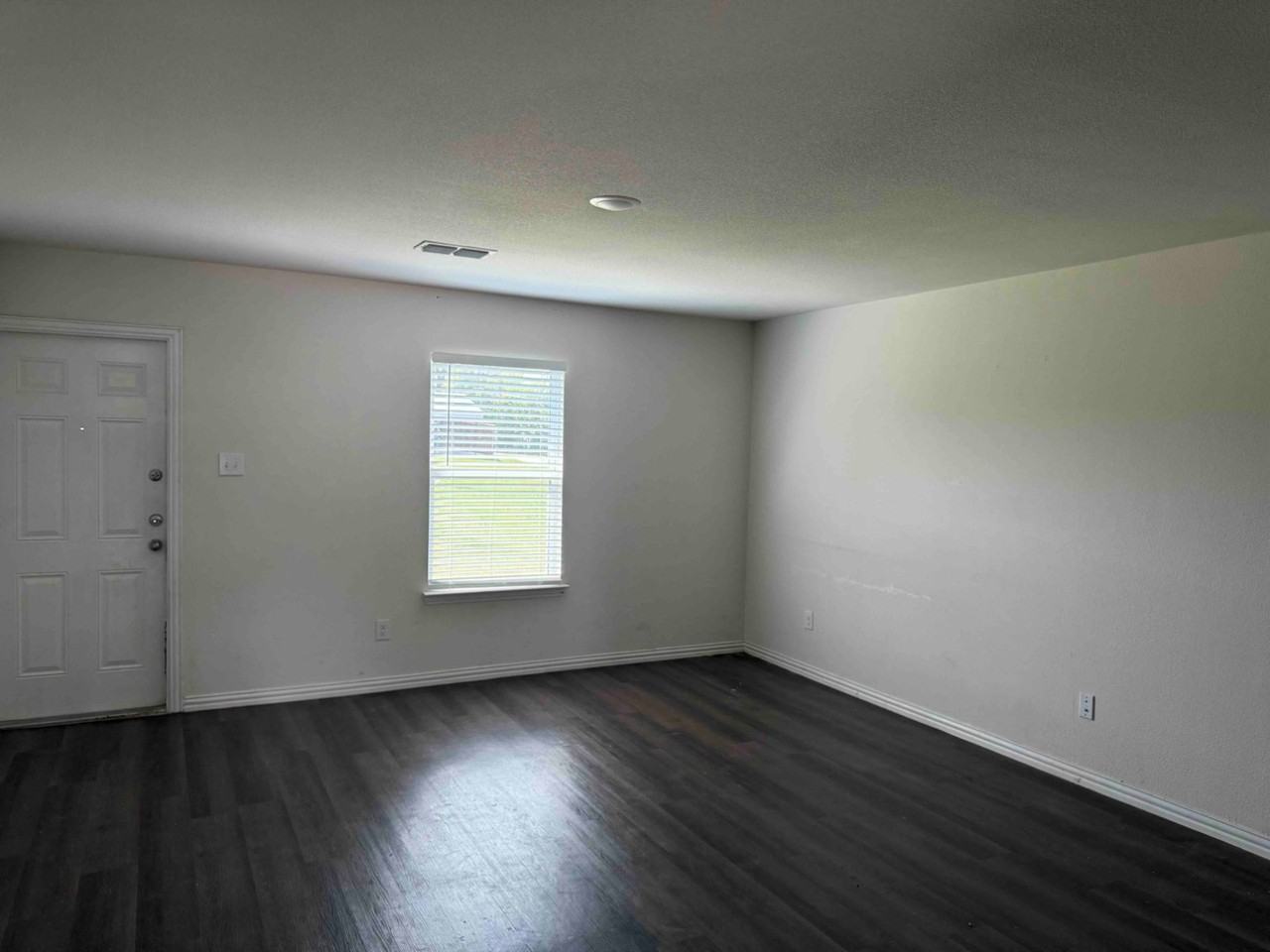 404 E Munson St - Photo 4 of 6