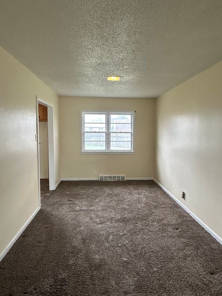 1204 Bradley Rd - Photo 3 of 14
