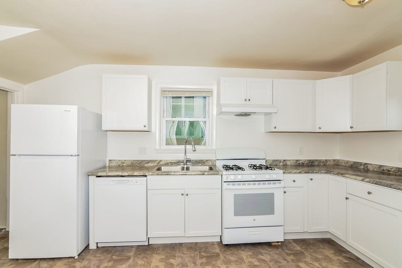 250 Irving Ave N - Photo 3 of 32