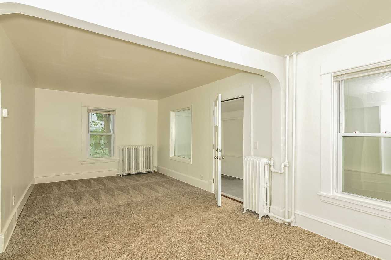 250 Irving Ave N - Photo 5 of 32