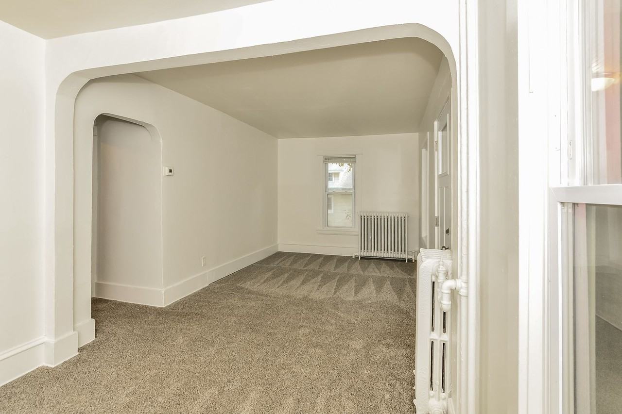 250 Irving Ave N - Photo 7 of 32