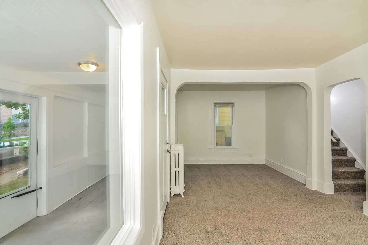 250 Irving Ave N - Photo 6 of 32