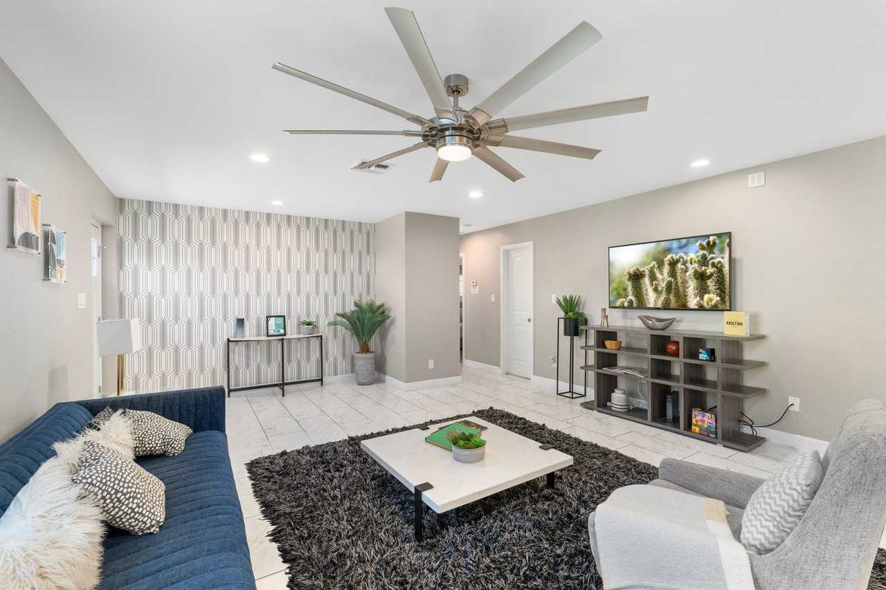 2025 N 66th St - Photo 4 of 39