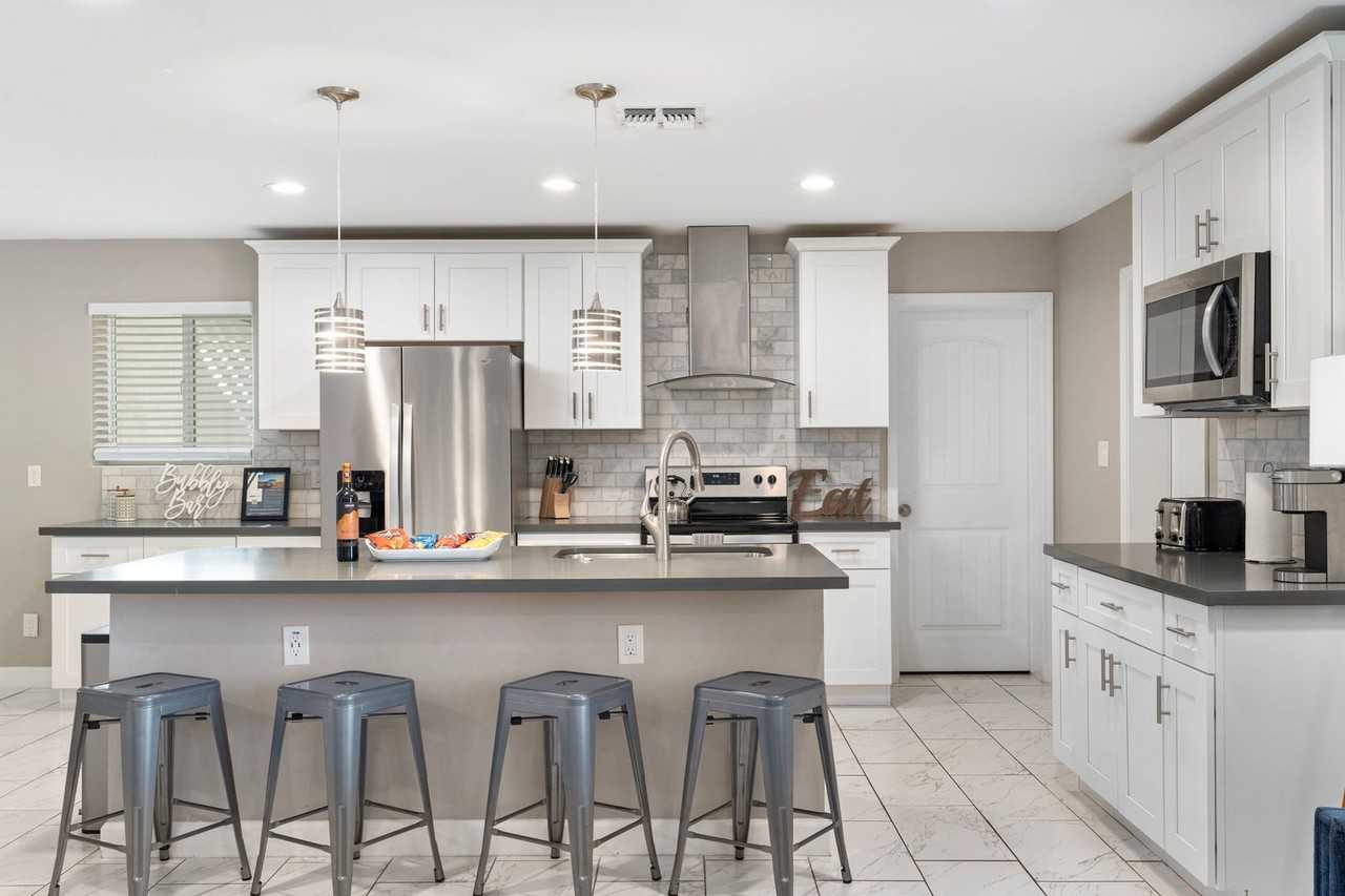 2025 N 66th St - Photo 5 of 39