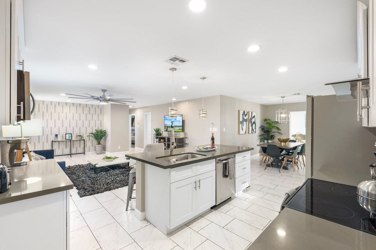 2025 N 66th St - Photo 7 of 39