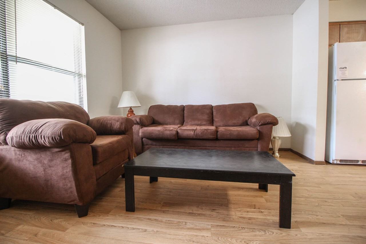 506 W Elm - Photo 3 of 10