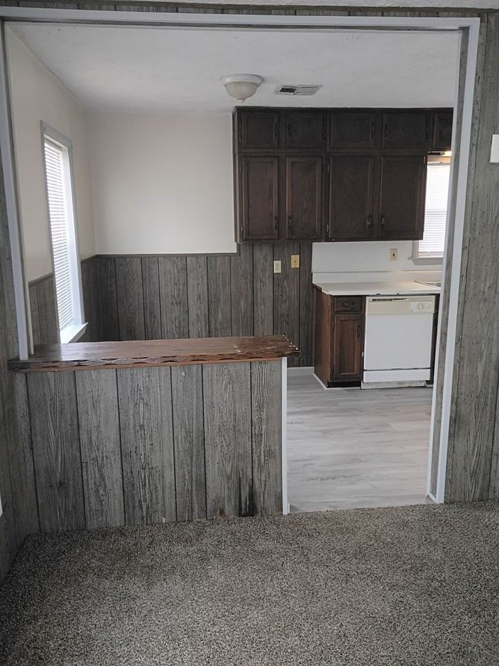 311 W Peach St - Photo 3 of 15