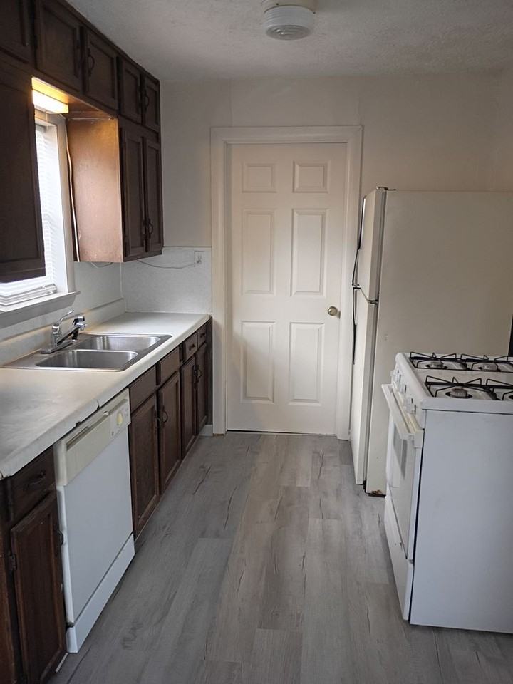 311 W Peach St - Photo 4 of 15