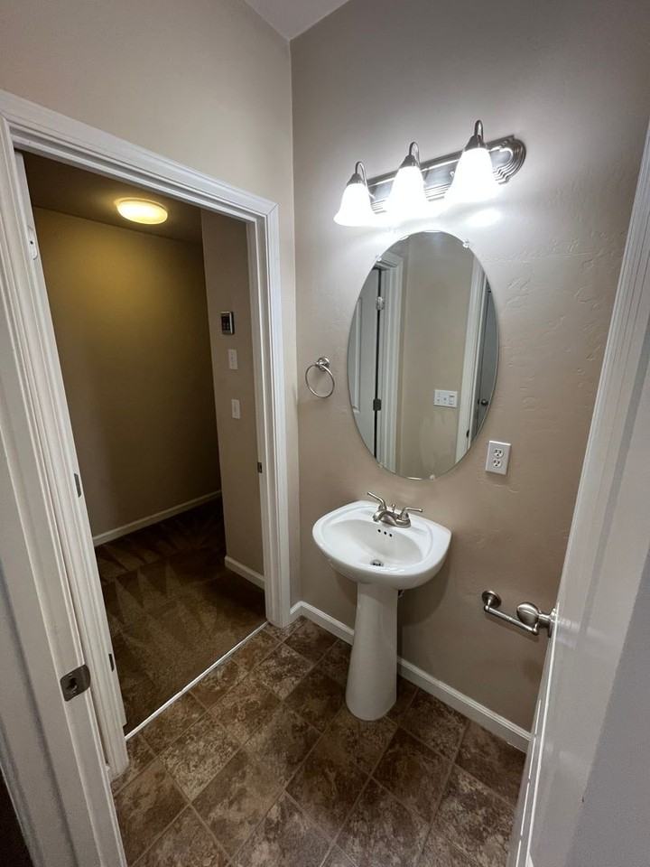 1884 W Roby Ave - Photo 4 of 25
