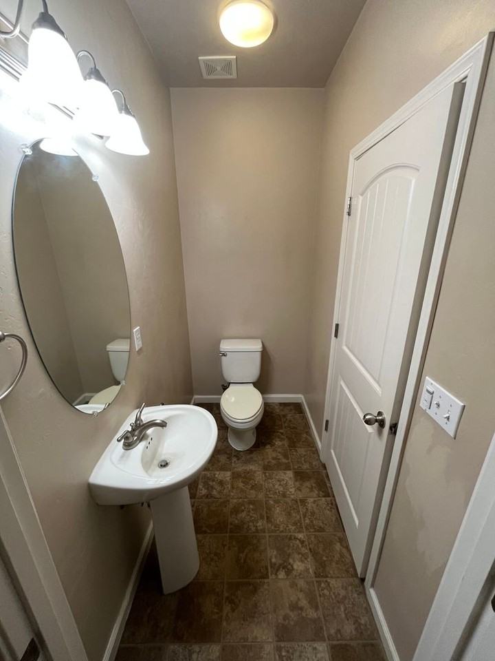 1884 W Roby Ave - Photo 5 of 25