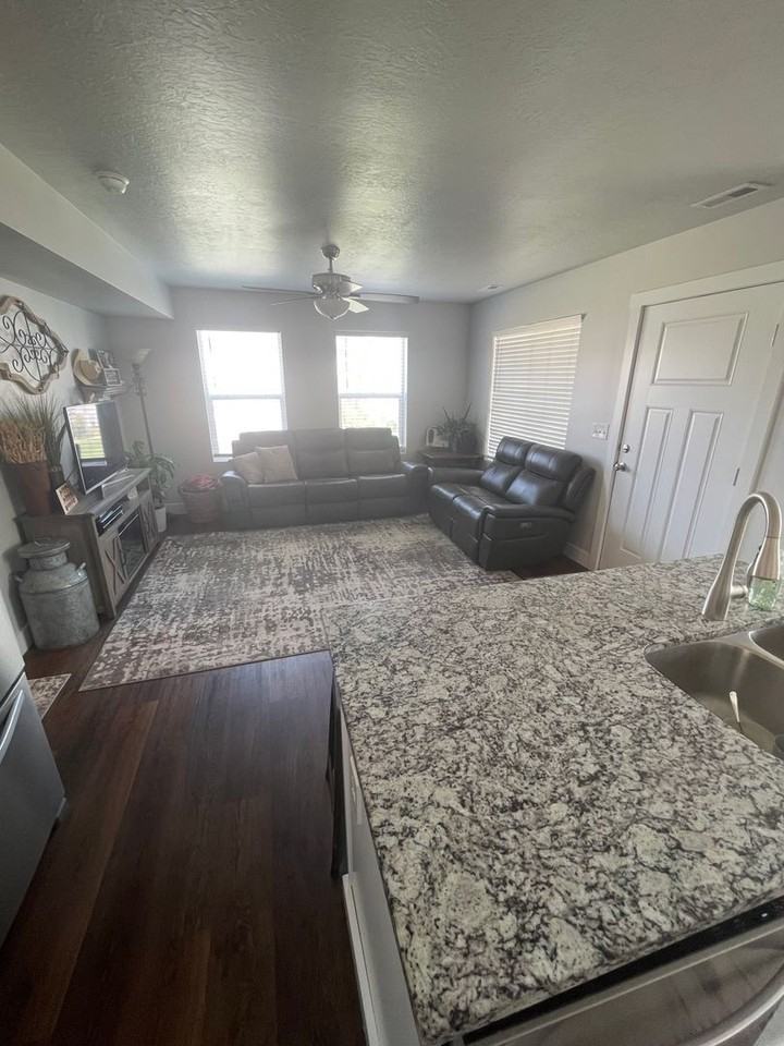 1010 N 20 E - Photo 3 of 20