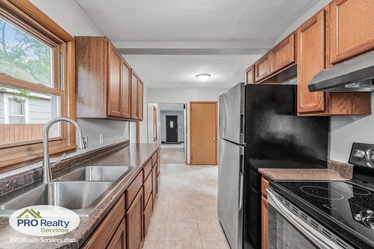 4242 Zane Ave N - Photo 2 of 25