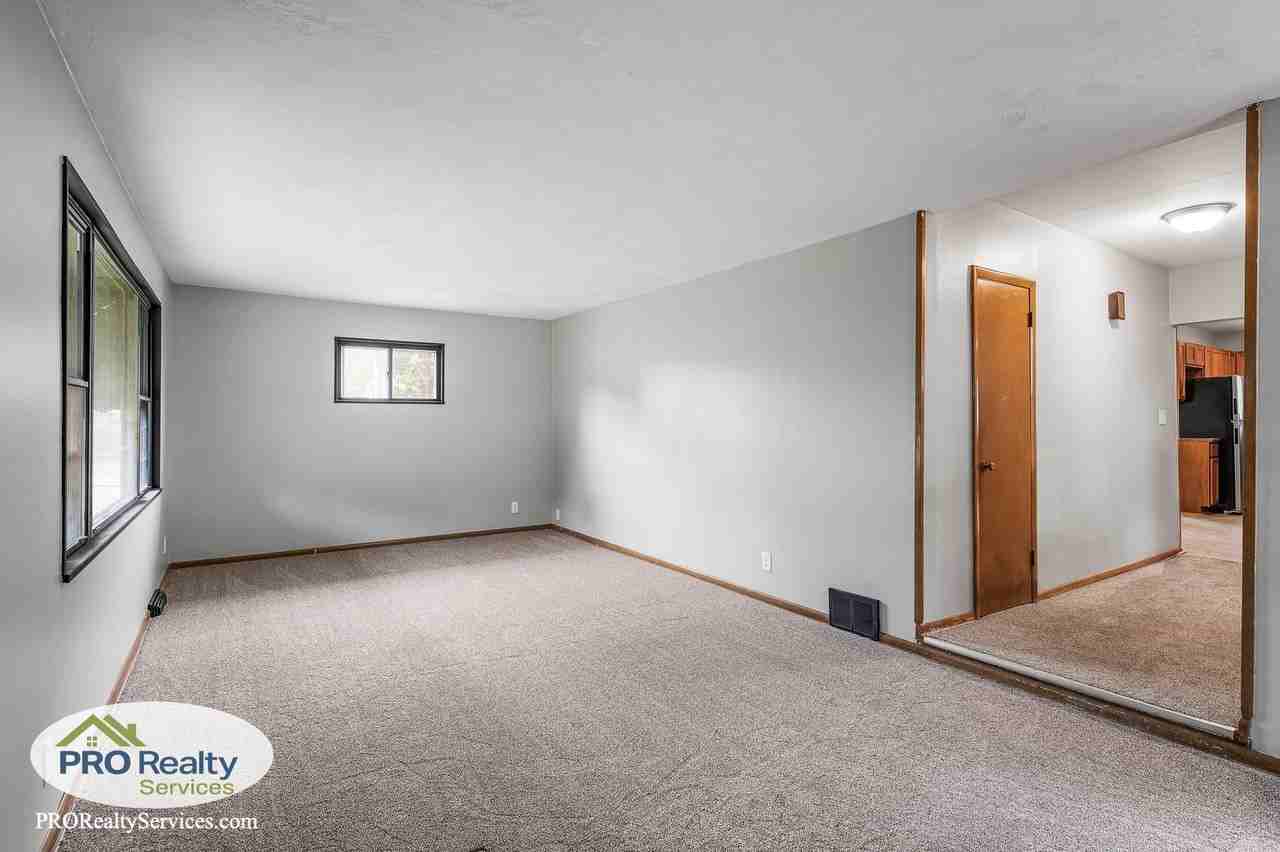 4242 Zane Ave N - Photo 5 of 25