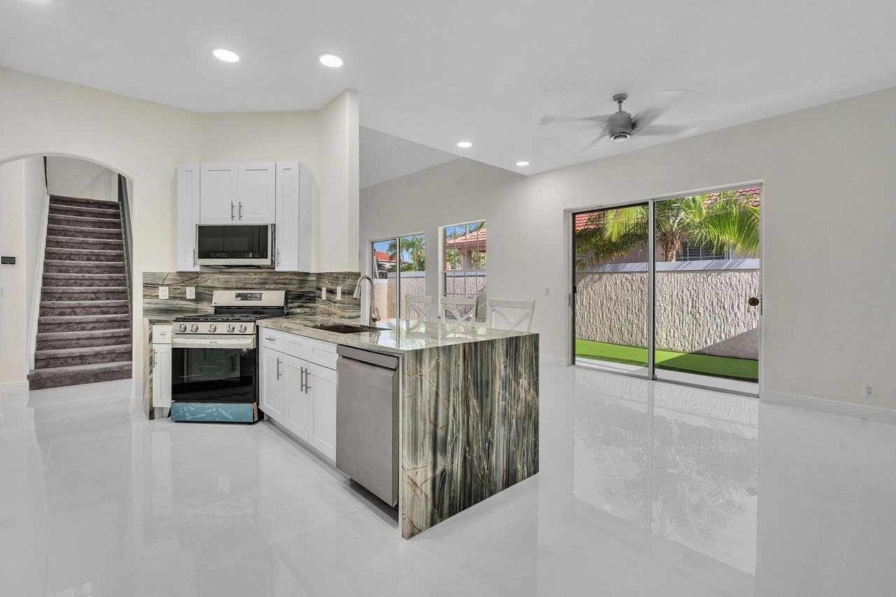 36 Monterey Pointe Dr - Photo 3 of 28