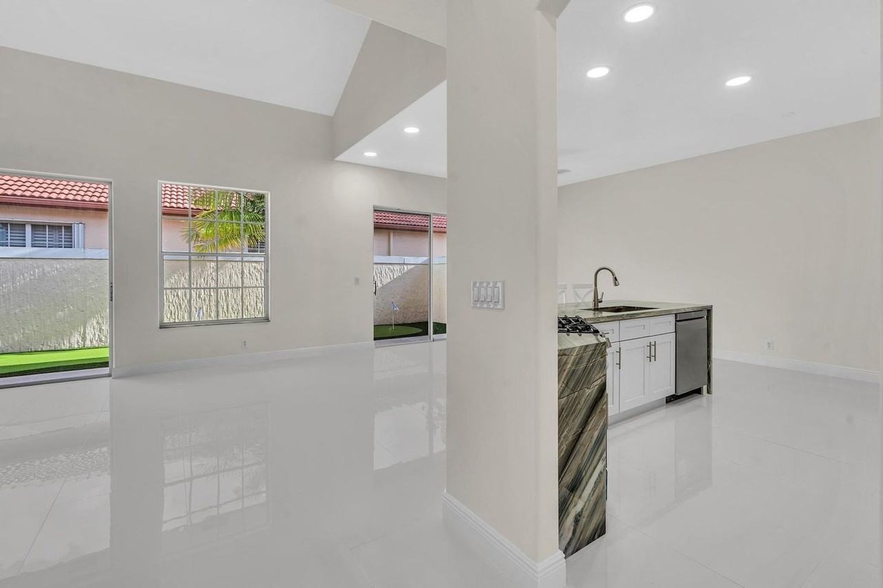 36 Monterey Pointe Dr - Photo 5 of 28