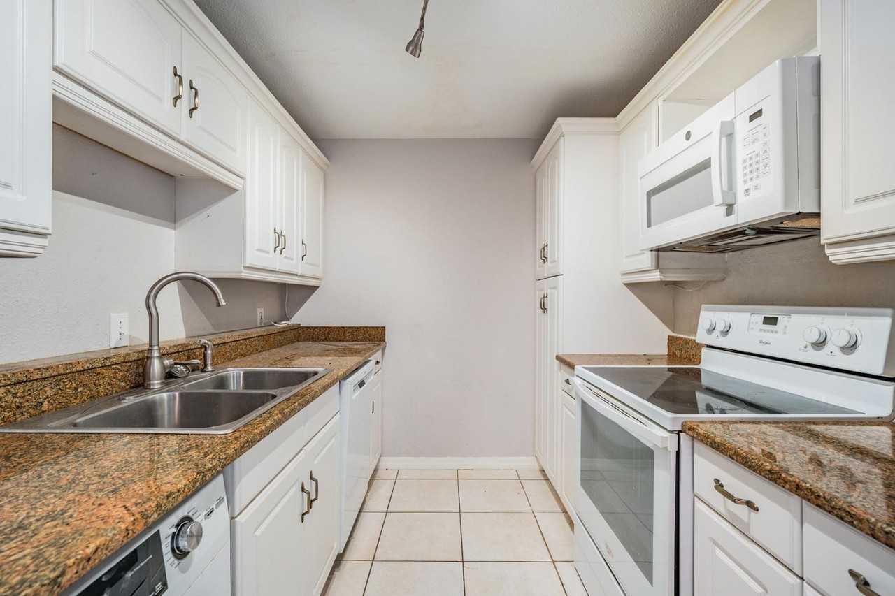 3211 W Swann Ave #907 - Photo 7 of 35