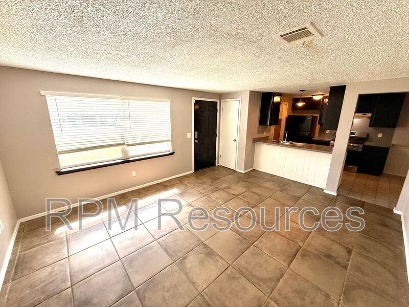 12409 Sw 2nd St - Photo 4 of 14