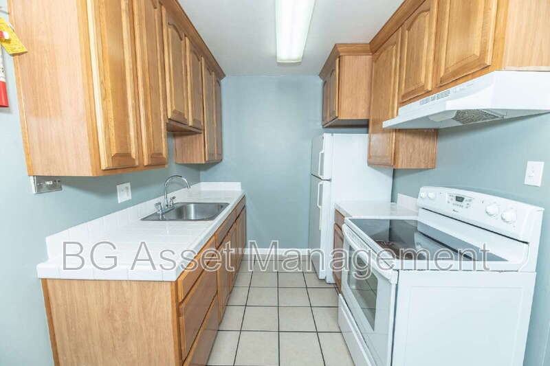 1529 23rd St #B - Photo 4 of 14