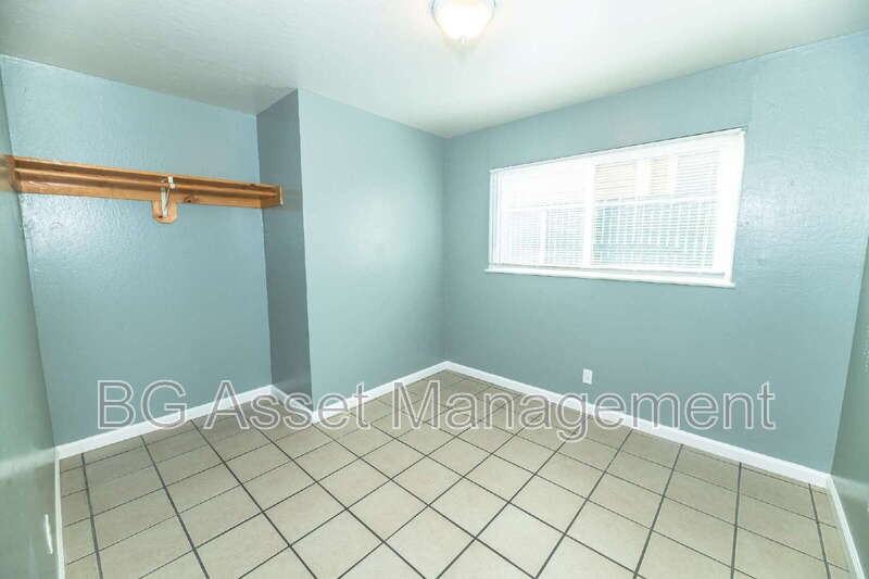 1529 23rd St #B - Photo 5 of 14