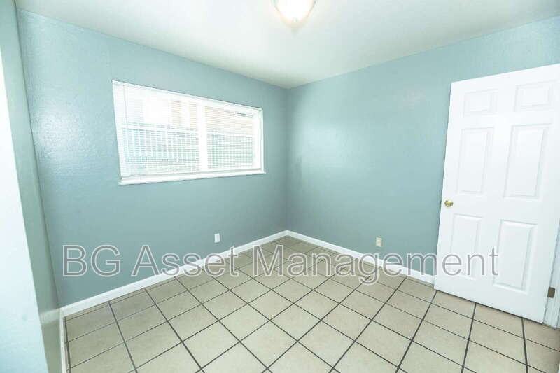 1529 23rd St #B - Photo 6 of 14