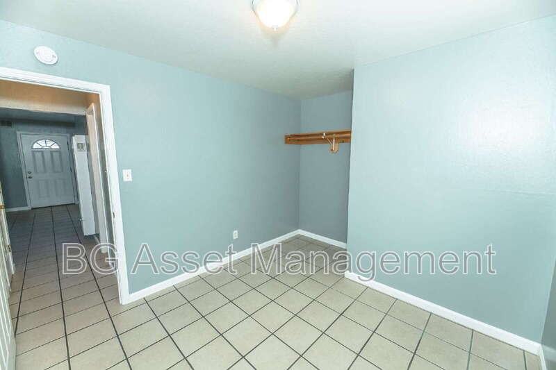 1529 23rd St #B - Photo 7 of 14