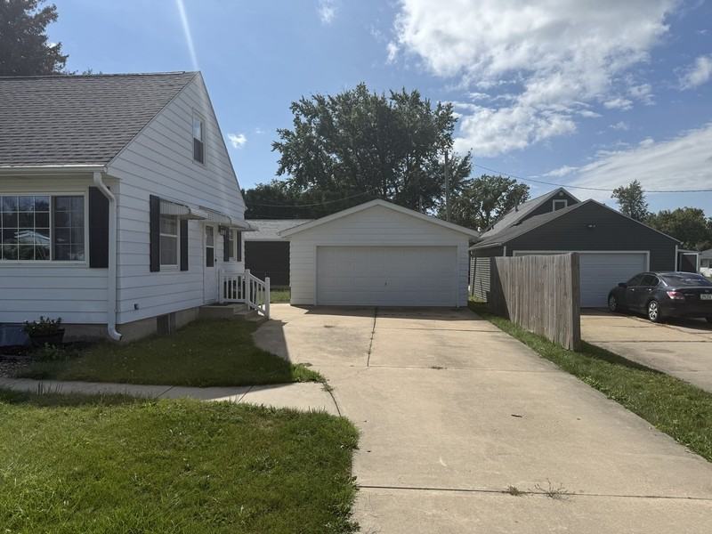 2415 14th Ave - Photo 2 of 19