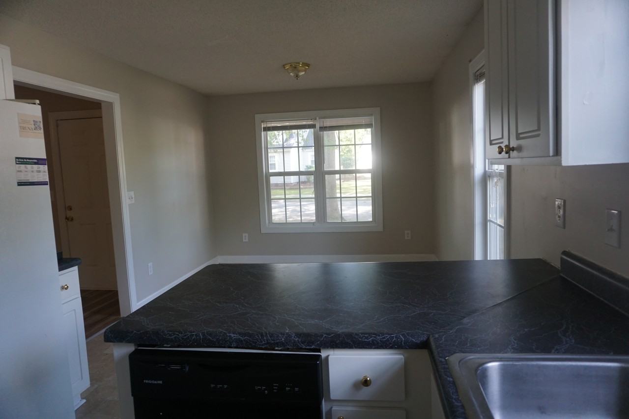 301 Maple St - Photo 4 of 14